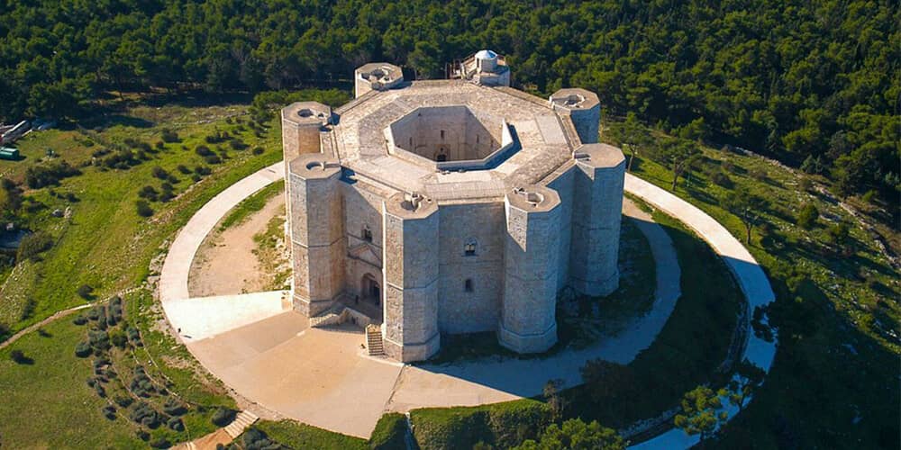 Castel del monte : il capolavoro costruito da Federico II in base a un arcano disegno